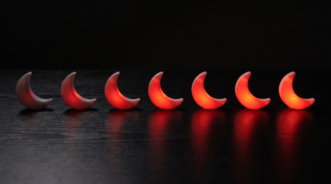 Siete lunas rojas representando el progreso gradual de las gafas rojas para dormir noche tras noche