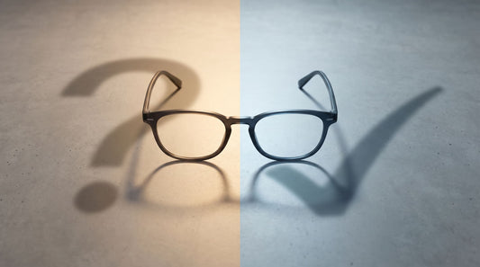 Gafas con lentes rojas y sombra de interrogante y check representando mitos y verdades sobre la luz azul