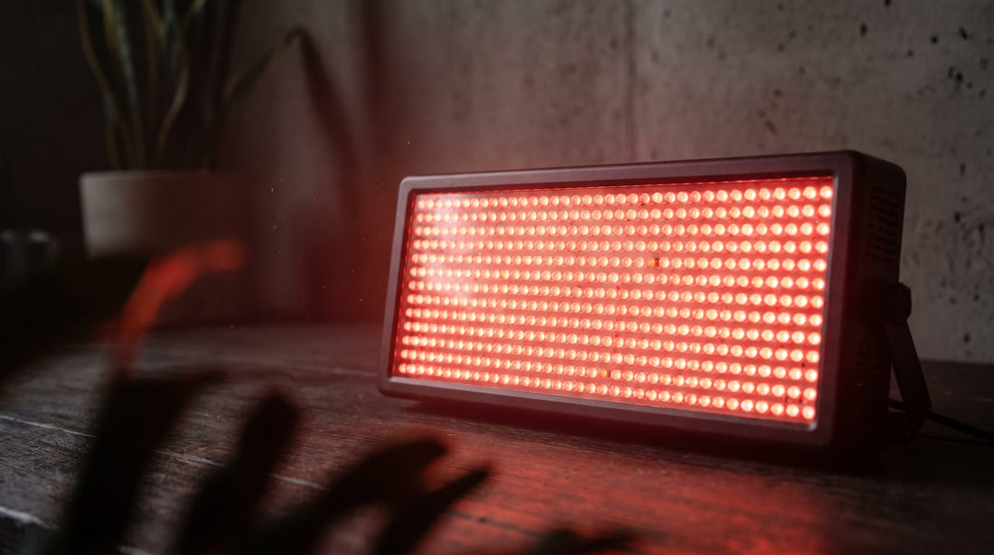 Panel LED de luz roja e infrarroja encendido en habitación oscura