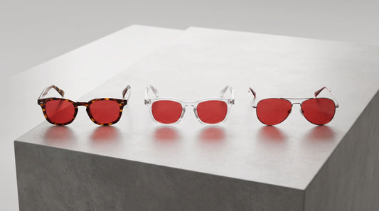 Tres pares de gafas con lentes rojas de diferentes monturas para comparar modelos Krudo