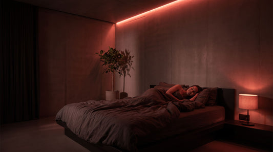 Dormitorio con luz roja ambiental para optimizar el sueño siguiendo una rutina de biohacking