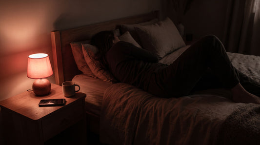 Persona bajando la estimulación por la noche, lejos de las pantallas