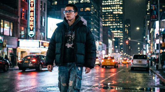 Joven con estilo streetwear y gafas anti luz azul en ciudad por la noche