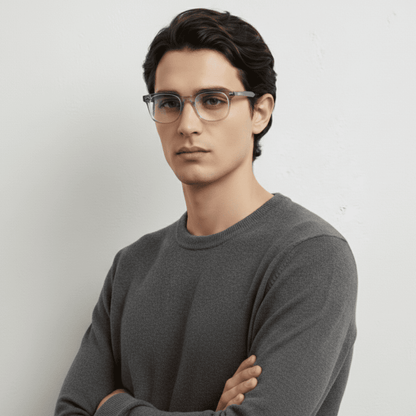 Hombre con gafas Krudo Afterwork con filtro de luz azul y montura transparente gris, diseño moderno para proteger los ojos frente a pantallas con estilo y confort.
