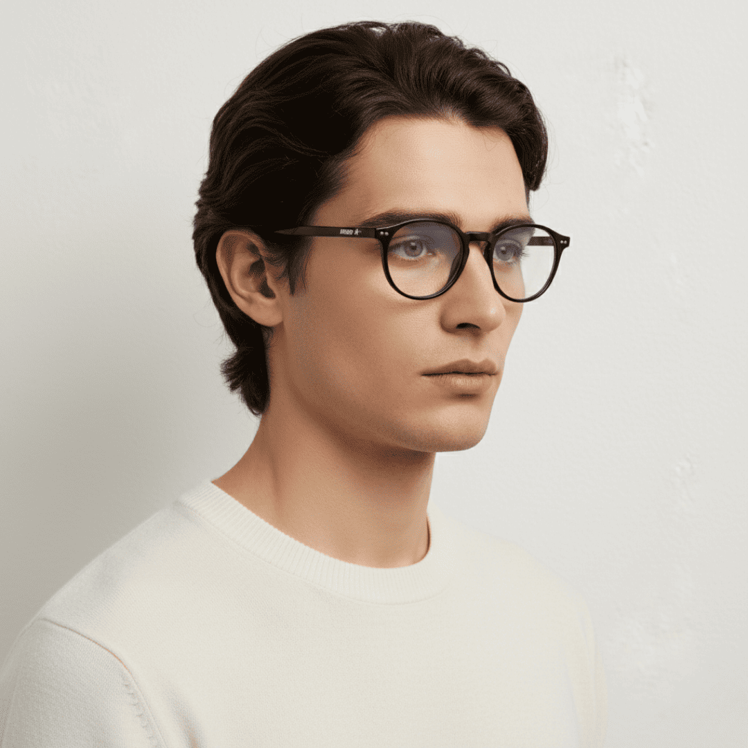 Hombre con gafas Krudo All In con filtro de luz azul y montura redonda negra, diseño clásico que protege los ojos frente a pantallas con estilo y comodidad.