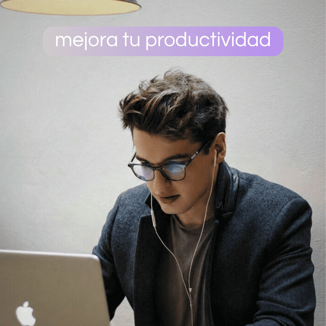 Hombre trabajando con gafas Krudo All In con filtro de luz azul frente a su portátil, mejorando la productividad y reduciendo la fatiga visual durante la jornada.