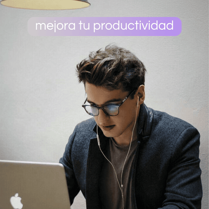 Hombre trabajando con gafas Krudo All In con filtro de luz azul frente a su portátil, mejorando la productividad y reduciendo la fatiga visual durante la jornada.