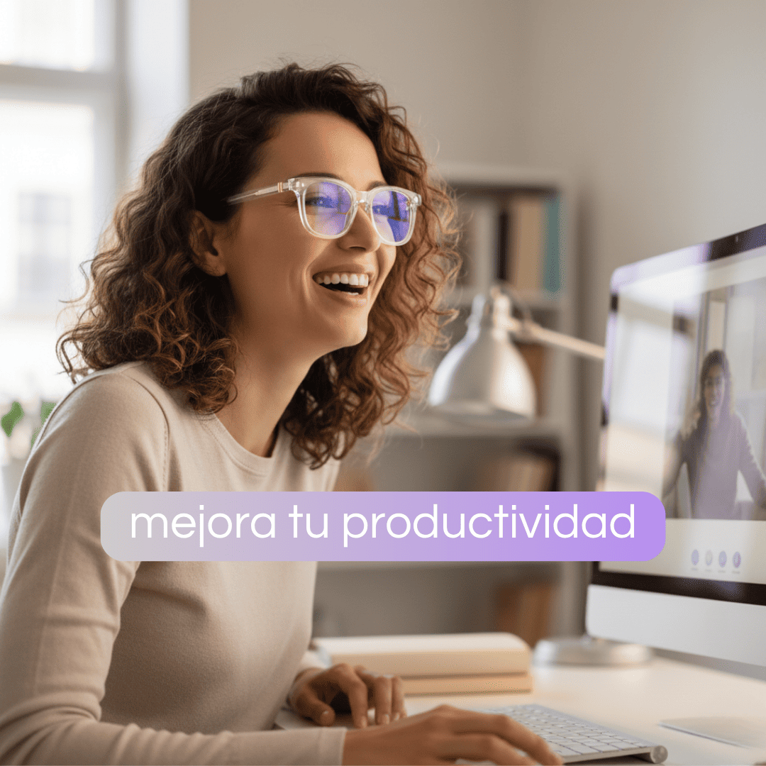 Mujer usando gafas con filtro de luz azul de Krudo mientras trabaja frente al ordenador, sonriendo y mostrando mayor concentración y productividad visual.