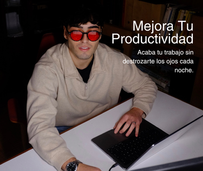 Hombre con gafas Krudo Night Core con lentes rojas bloqueadoras de luz azul, diseño moderno que reduce la exposición lumínica y mejora el descanso nocturno.