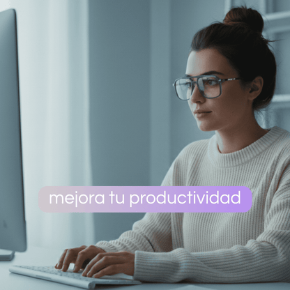 Mujer trabajando en ordenador con gafas Ocean de Krudo con filtro de luz azul, mostrando mayor concentración y productividad frente a pantallas digitales.